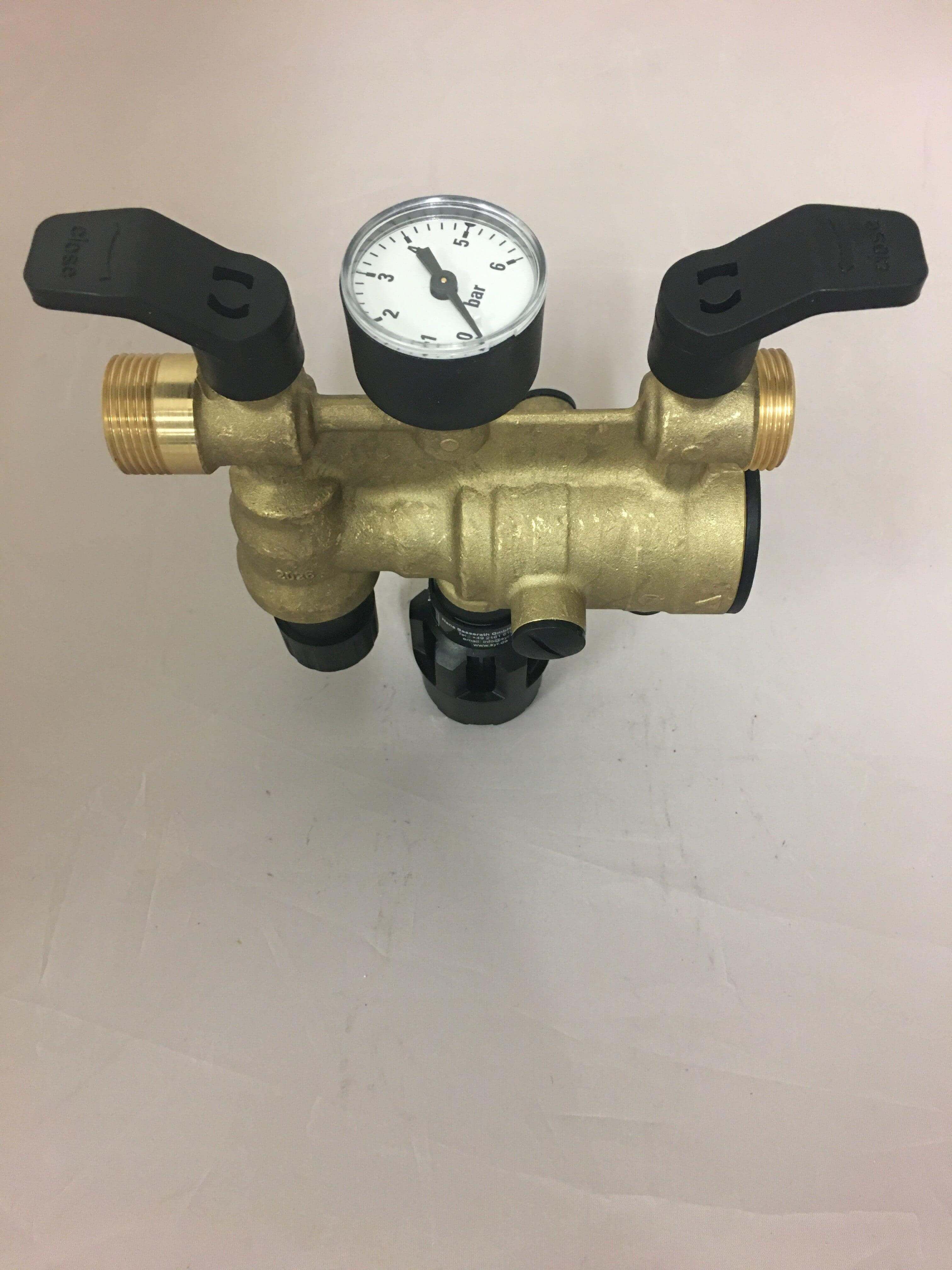 Brass manifold mit Druckmesser und schwarzen Griffen für automatische Heizungs-Füllarmatur