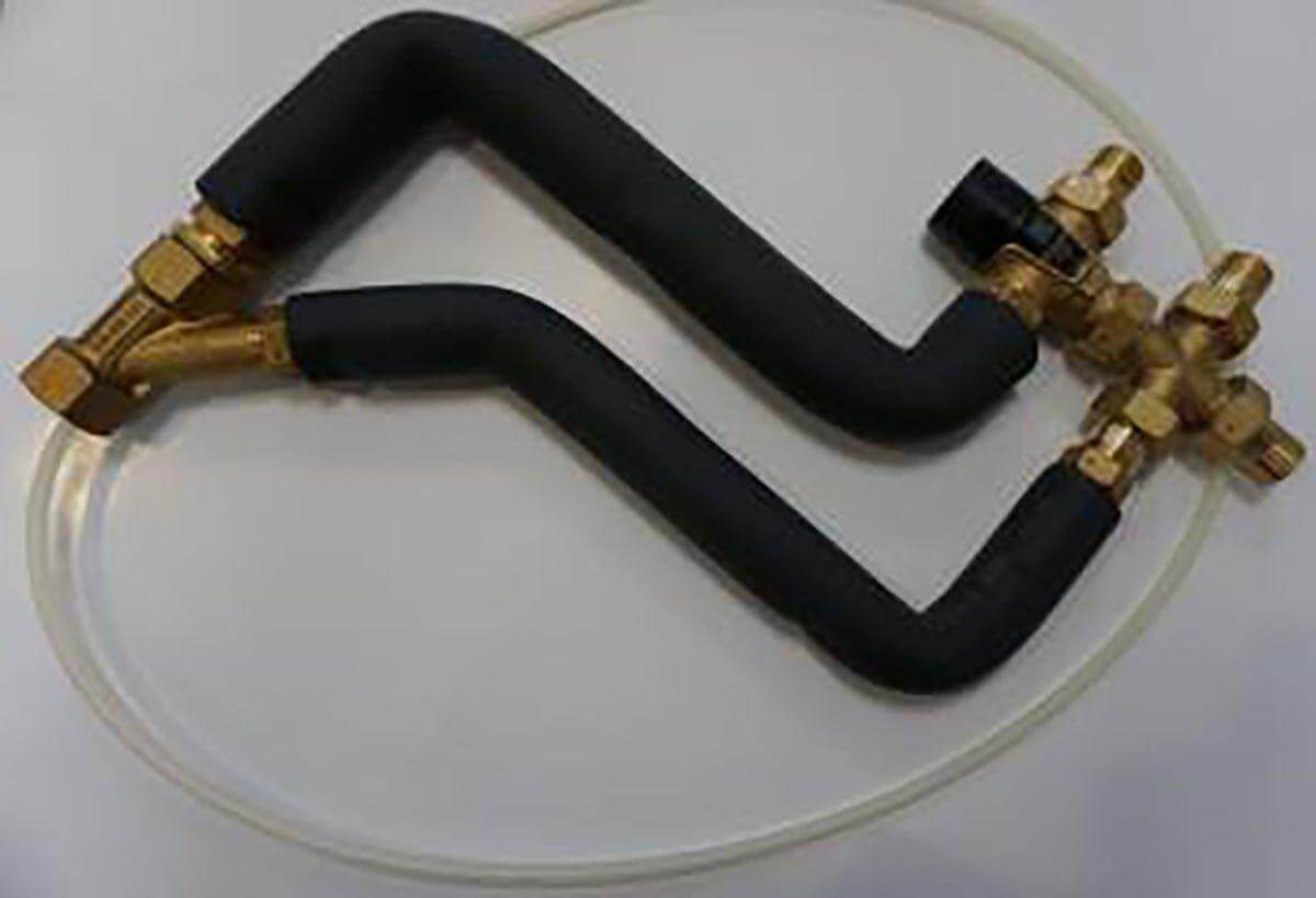 Schwarze isolierte Rohre mit Messinganschlüssen für warmes Wasser im HydroKit HWC
