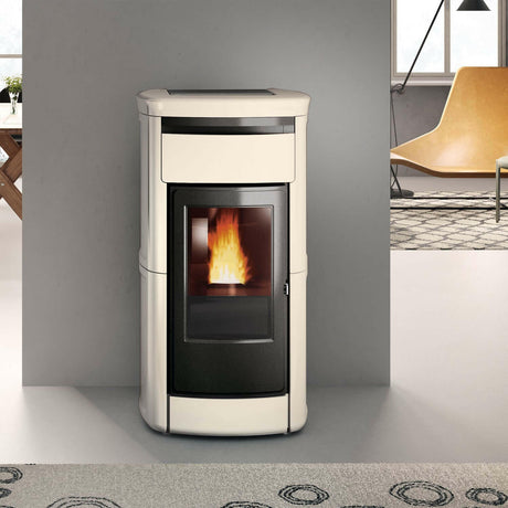 Wasserführende Pelletofen Edilkamin Kira2 H 18 Up mit Keramikverkleidung.