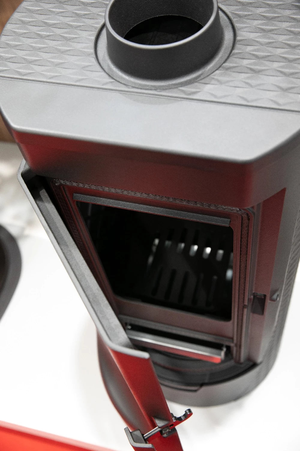 Designový litinový krb Plamen Tara – nezávislý na vzduchu v místnosti