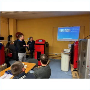 Indoor-Training-Sitzung mit Attack SLX Kombikessel 35 kW Holz und Pellet